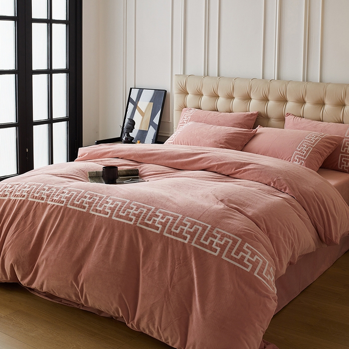 91家纺网 家纺一手货源 找家纺 安莱生活 2024新款高克重牛奶绒锦丝绒美式毛巾绣巴洛克四件套 巴洛克-豆沙