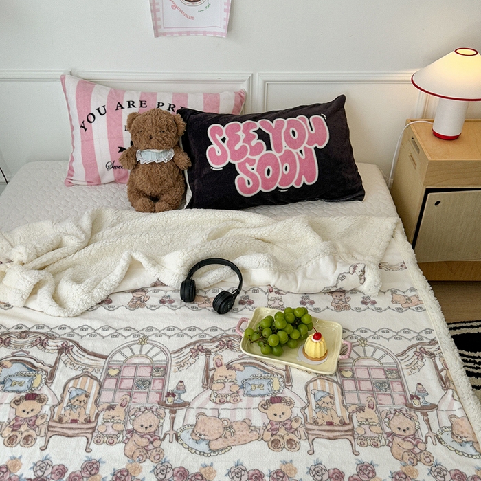 91家纺网 家纺一手货源 找家纺 昔可家纺 2024新款羊羔绒牛奶绒毛毯系列（三）-场景二-洛丽塔系列 小熊玩偶屋