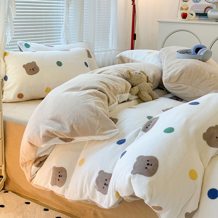 91家纺网 家纺一手货源 找家纺 昔可家纺 2024新款印花牛奶绒四件套系列-2023年热款系列 彩色波点熊