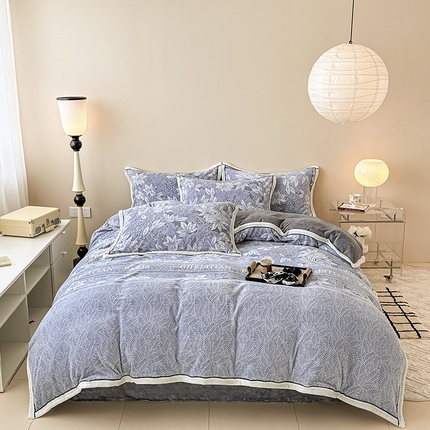 91家纺网 家纺一手货源 找家纺 懒猫家纺 2024新款包边款雕花牛奶绒四件套 镜花世界