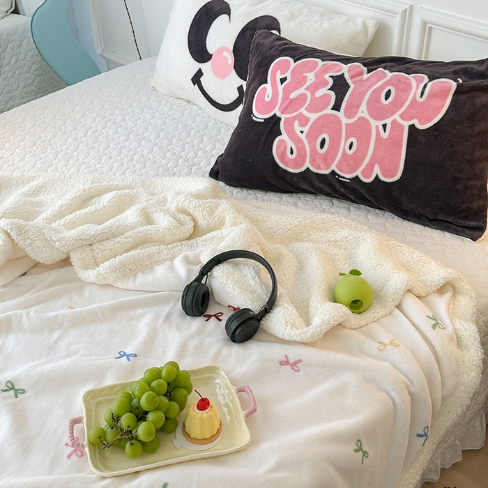 91家纺网 家纺一手货源 找家纺 昔可家纺 2024新款羊羔绒牛奶绒毛毯系列（三）-场景二-少女风系列 多巴胺蝴蝶结