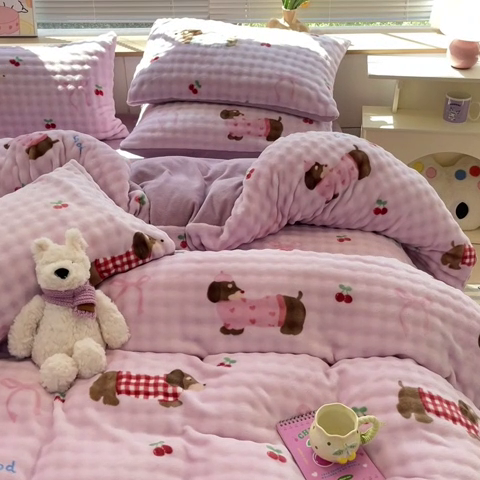 91家纺网 家纺一手货源 找家纺 梵克保罗 2024秋冬新款加厚泡泡牛奶绒数码印花工艺立体仿兔毛四件套 狗狗乐园浅紫