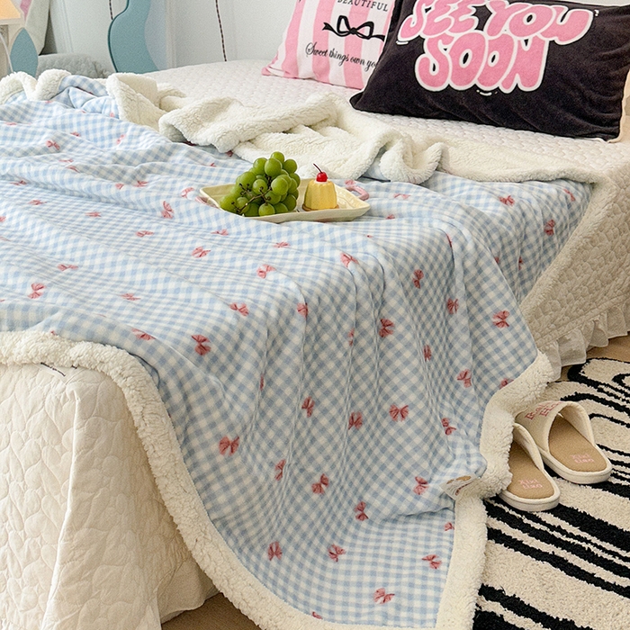 91家纺网 家纺一手货源 找家纺 昔可家纺 2024新款羊羔绒牛奶绒毛毯系列（三）-场景二-少女风系列 蓝格蝴蝶结