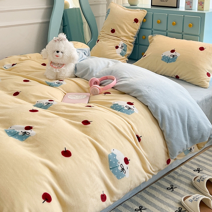 91家纺网 家纺一手货源 找家纺 昔可家纺 2024新款印花牛奶绒四件套系列-ins少女系列 樱桃奶油蛋糕