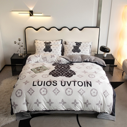 91家纺网 家纺一手货源 找家纺 色鬼布艺 2024新款婴儿绒数码印花牛奶绒四件套仿大牌直播爆款网红款 熊仔白