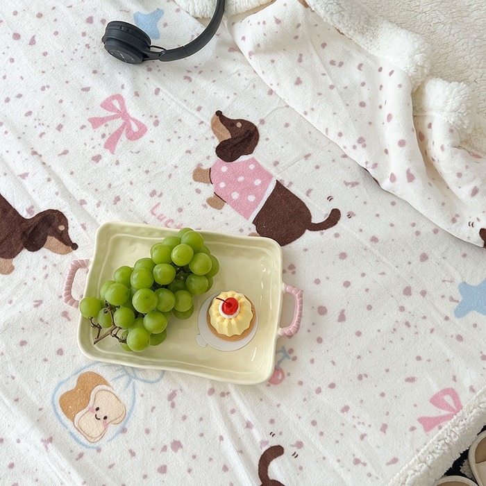 91家纺网 家纺一手货源 找家纺 昔可家纺 2024新款羊羔绒牛奶绒毛毯系列（三）-场景二-卡通系列 点点腊肠狗