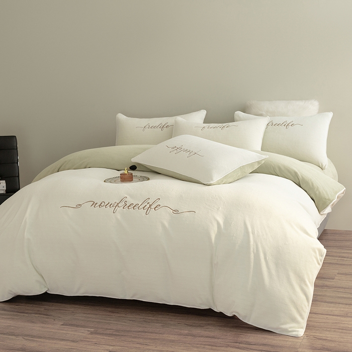 91家纺网 家纺一手货源 找家纺 安莱生活 2024新款A类高克重小香风奢美牛奶绒英文刺绣四件套 瑞雪白配秧绿