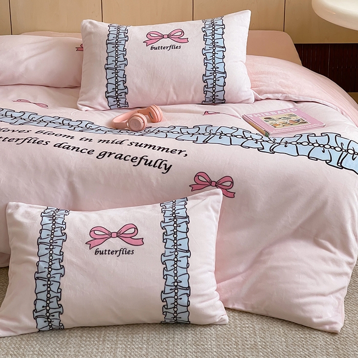 91家纺网 家纺一手货源 找家纺 昔可家纺 2024新款大版数码印花设计师牛奶绒四件套 珍珠蝴蝶结