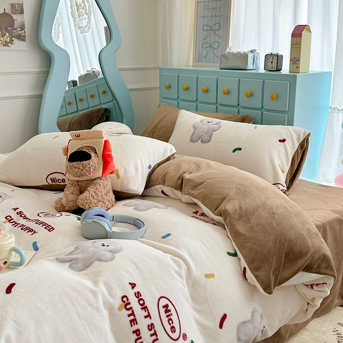 91家纺网 家纺一手货源 找家纺 昔可家纺 2024新款印花牛奶绒四件套系列-卡通系列 朱古力小灰熊