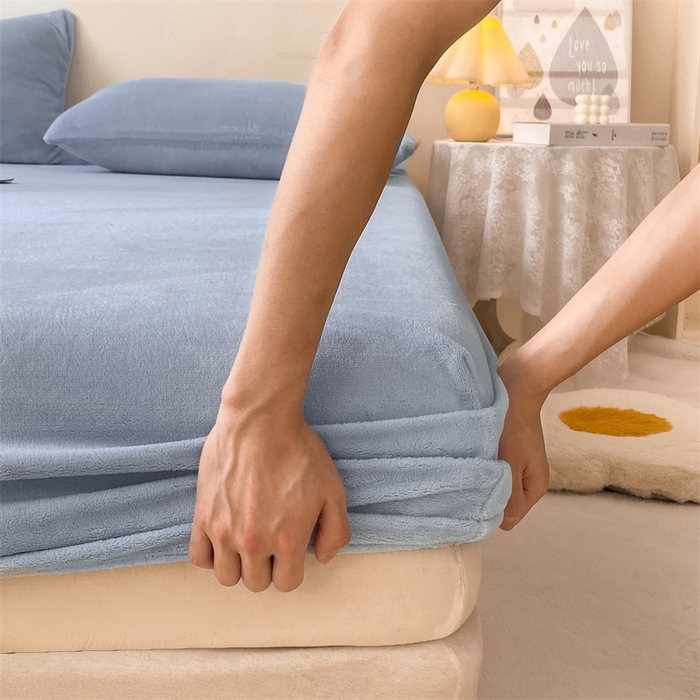 91家纺网 家纺一手货源 找家纺 眠帛家居 2024新款纯色高克重牛奶绒单床笠 天空蓝