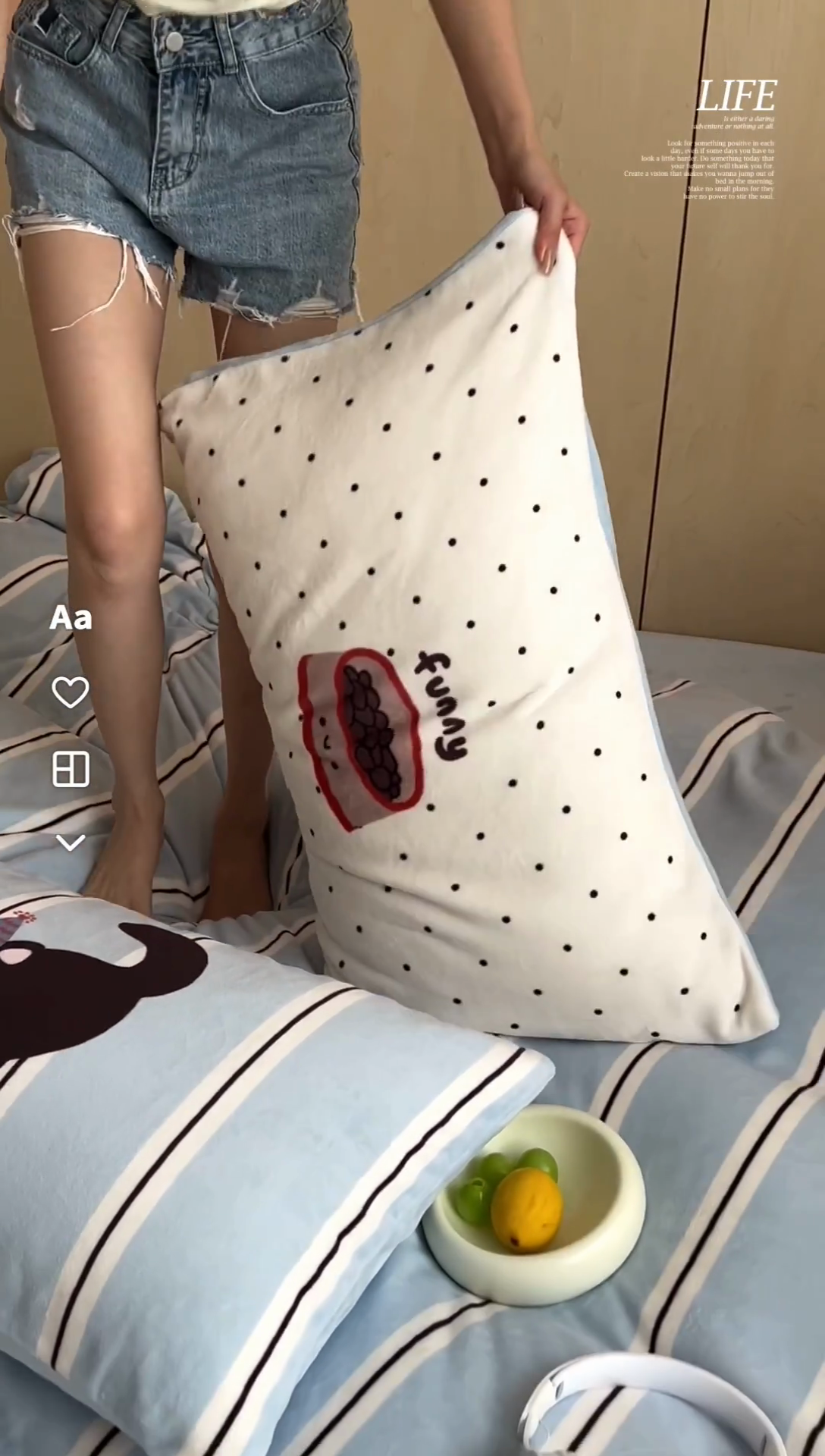 91家纺网 家纺一手货源 找家纺 昔可家纺 2024新款大版数码印花设计师牛奶绒四件套 蓝条纹小黑猫