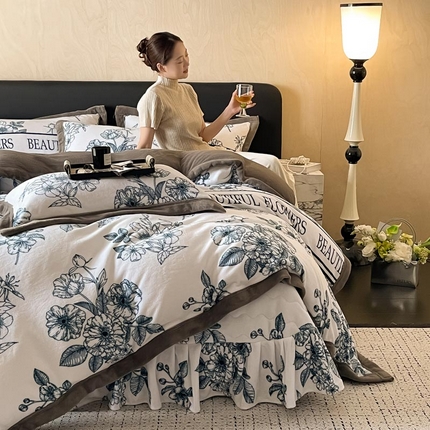91家纺网 家纺一手货源 找家纺 茉保家纺 2024新款包边款印花牛奶绒床盖四件套 写意芬芳