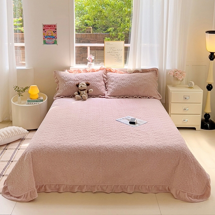 91家纺网 家纺一手货源 找家纺 漫时光 2025新款纯色牛奶绒花边款床盖 罗曼-少女粉