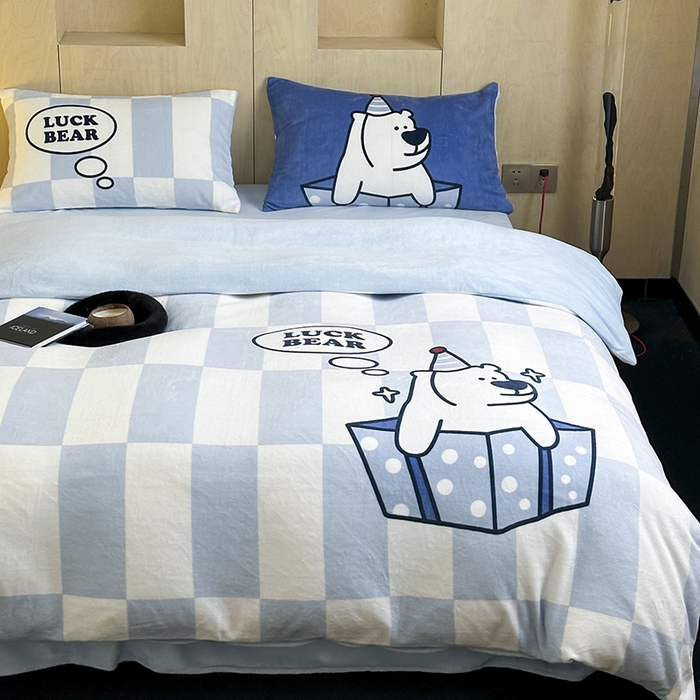 91家纺网 家纺一手货源 找家纺 昔可家纺 2024新款大版数码印花设计师牛奶绒四件套 蓝格礼物熊