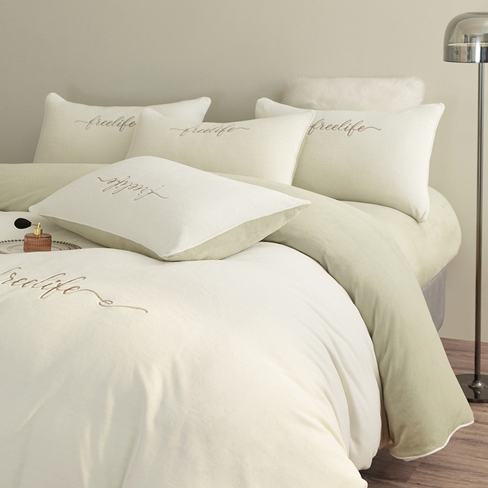 91家纺网 家纺一手货源 找家纺 安莱生活 2024新款A类高克重小香风奢美牛奶绒英文刺绣四件套 瑞雪白配秧绿