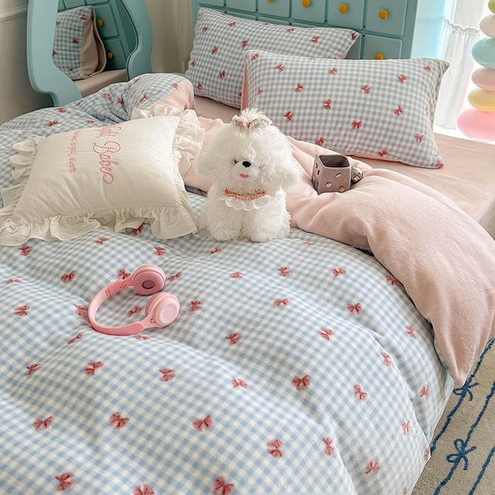 91家纺网 家纺一手货源 找家纺 昔可家纺 2024新款印花牛奶绒四件套系列-ins少女系列 蓝格蝴蝶结