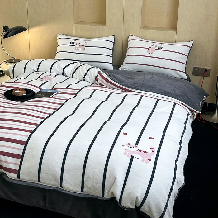 91家纺网 家纺一手货源 找家纺 昔可家纺 2024新款大版数码印花设计师牛奶绒四件套 拼接条纹爱心猫