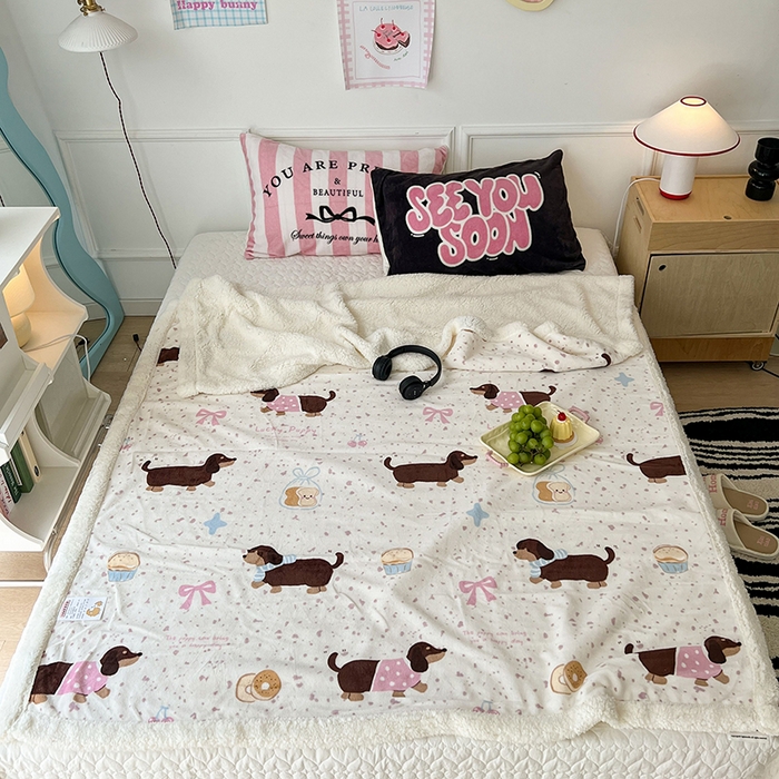 91家纺网 家纺一手货源 找家纺 昔可家纺 2024新款羊羔绒牛奶绒毛毯系列（三）-场景二-卡通系列 点点腊肠狗