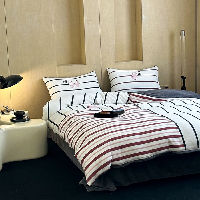 91家纺网 家纺一手货源 找家纺 昔可家纺 2024新款大版数码印花设计师牛奶绒四件套 拼接条纹爱心猫