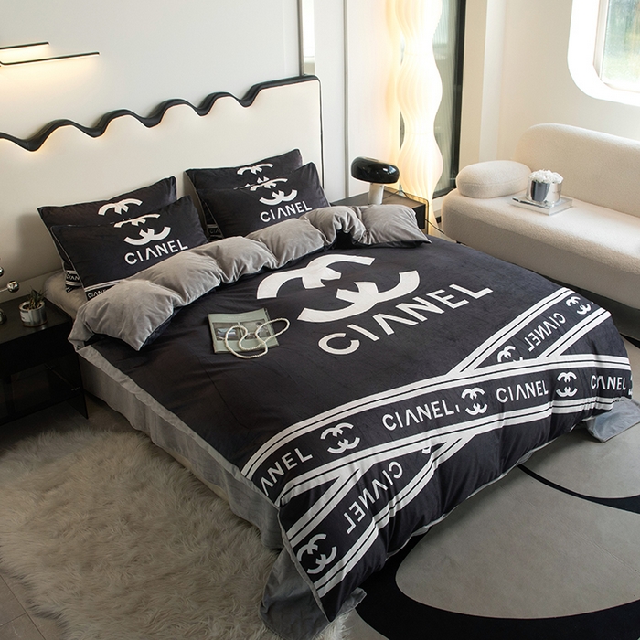 91家纺网 家纺一手货源 找家纺 色鬼布艺 2024新款婴儿绒数码印花牛奶绒四件套仿大牌直播爆款网红款 可可黑