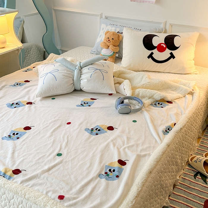 91家纺网 家纺一手货源 找家纺 昔可家纺 2024新款羊羔绒牛奶绒毛毯系列（三）-场景二-ins风系列 樱桃冰可乐