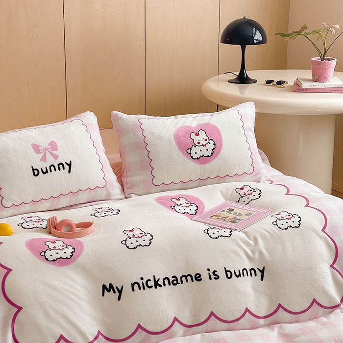 91家纺网 家纺一手货源 找家纺 昔可家纺 2024新款大版数码印花设计师牛奶绒四件套 爱心兔兔