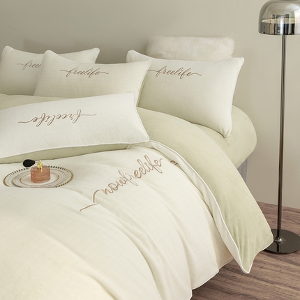 91家纺网 家纺一手货源 找家纺 （总）安莱生活 2024新款A类高克重小香风奢美牛奶绒英文刺绣四件套