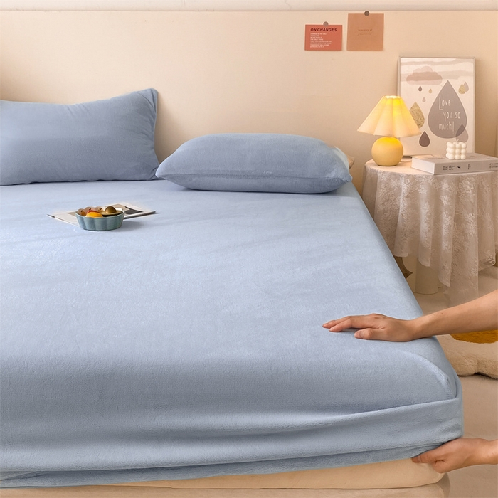 91家纺网 家纺一手货源 找家纺 眠帛家居 2024新款纯色高克重牛奶绒单床笠 天空蓝