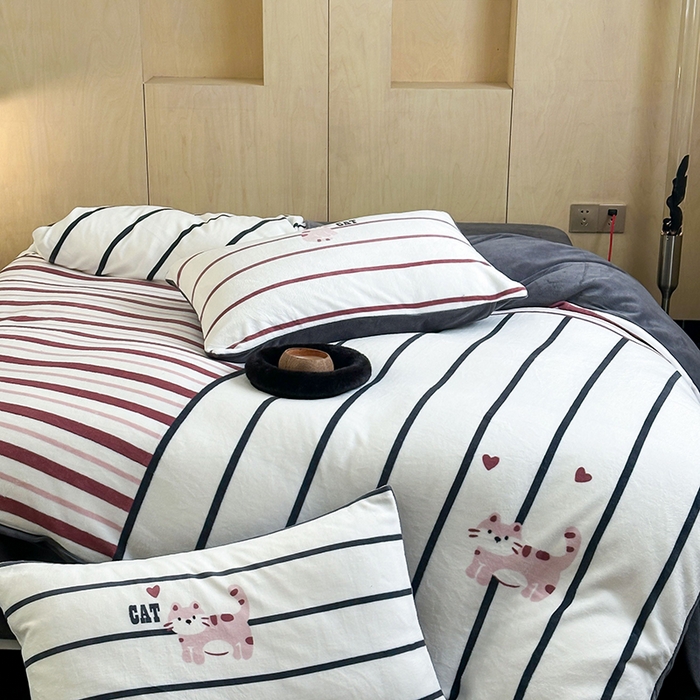 91家纺网 家纺一手货源 找家纺 昔可家纺 2024新款大版数码印花设计师牛奶绒四件套 拼接条纹爱心猫