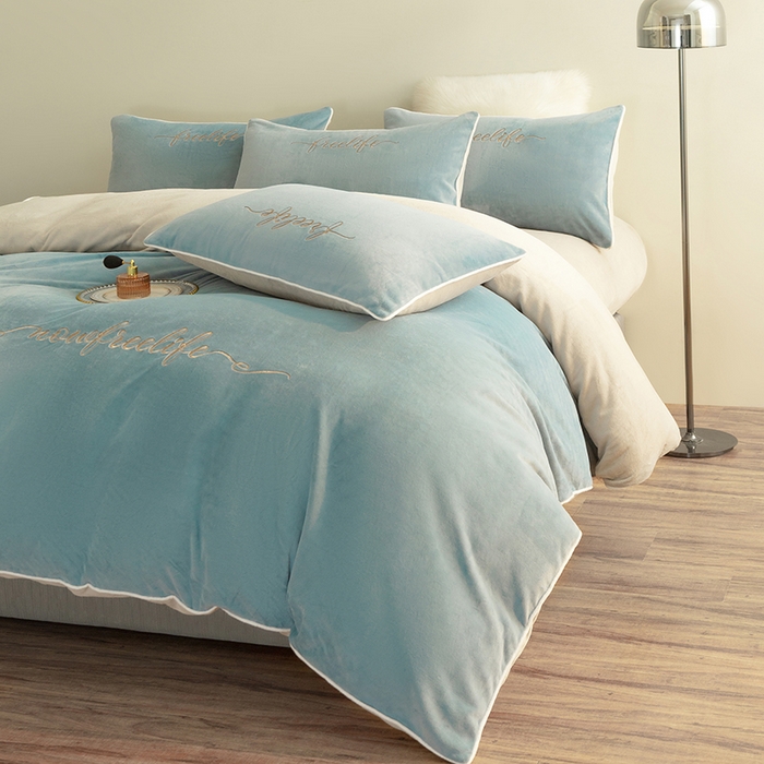 91家纺网 家纺一手货源 找家纺 （总）安莱生活 2024新款A类高克重小香风奢美牛奶绒英文刺绣四件套