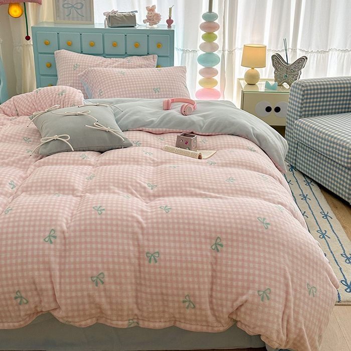 91家纺网 家纺一手货源 找家纺 昔可家纺 2024新款印花牛奶绒四件套系列-ins少女系列 粉格蝴蝶结