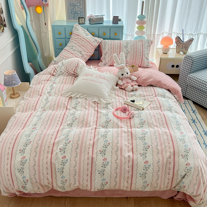 91家纺网 家纺一手货源 找家纺 昔可家纺 2024新款印花牛奶绒四件套系列-复古小清新系列 琉璃花语 粉