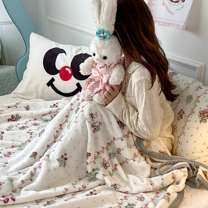 91家纺网 家纺一手货源 找家纺 （总）昔可家纺 2024新款保暖甜美草莓小兔单层毯