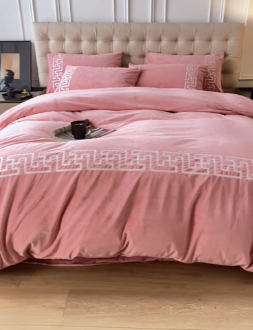 91家纺网 家纺一手货源 找家纺 安莱生活 2024新款高克重牛奶绒锦丝绒美式毛巾绣巴洛克四件套 巴洛克-豆沙