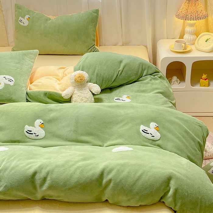 91家纺网 家纺一手货源 找家纺 眠帛家居 2024新款高克重双拼牛奶绒毛巾绣四件套 科尔鸭