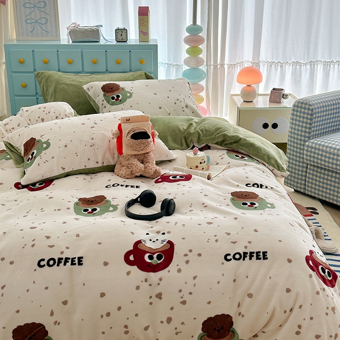 91家纺网 家纺一手货源 找家纺 昔可家纺 2024新款印花牛奶绒四件套系列-卡通系列 萌宠咖啡杯