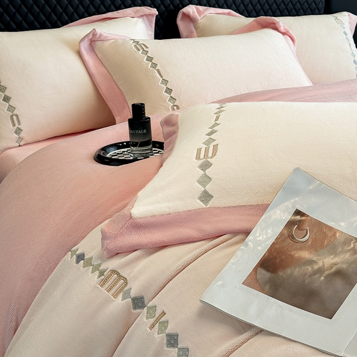 91家纺网 家纺一手货源 找家纺 凡客家居 2024新款高克重牛奶绒绣花拼角四件套 樱花粉