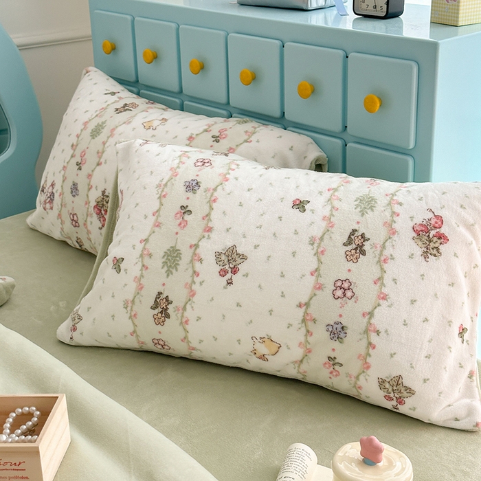 91家纺网 家纺一手货源 找家纺 昔可家纺 2024新款印花牛奶绒四件套系列-复古小清新系列 花朵草莓兔