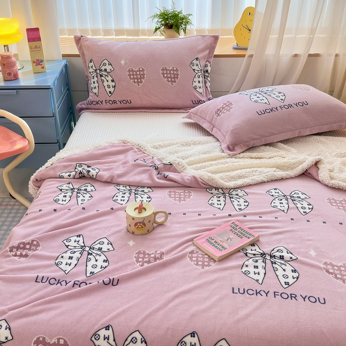 91家纺网 家纺一手货源 找家纺 花伞家居 2024直播新款牛奶绒羊羔绒多功能复合拉链被套款毛毯 毛毯-字母蝴蝶结