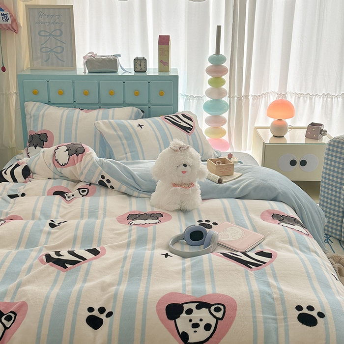 91家纺网 家纺一手货源 找家纺 昔可家纺 2024新款印花牛奶绒四件套系列-卡通系列 爱心脚印狗狗