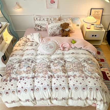 91家纺网 家纺一手货源 找家纺 昔可家纺 2024新款印花牛奶绒四件套系列-洛丽塔风 小熊玩偶屋
