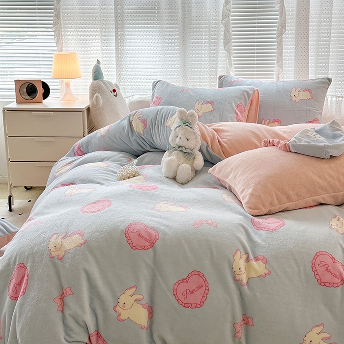 91家纺网 家纺一手货源 找家纺 昔可家纺 2024新款印花牛奶绒四件套系列-2023年热款系列 萝莉爱心兔