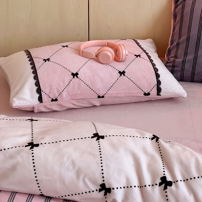 91家纺网 家纺一手货源 找家纺 昔可家纺 2024新款大版数码印花设计师牛奶绒四件套 缪斯女孩