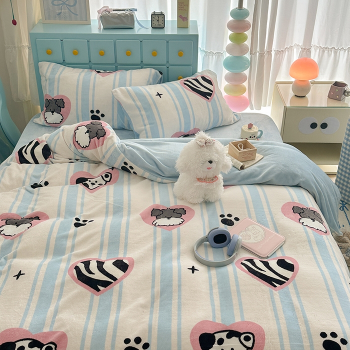 91家纺网 家纺一手货源 找家纺 昔可家纺 2024新款印花牛奶绒四件套系列-卡通系列 爱心脚印狗狗