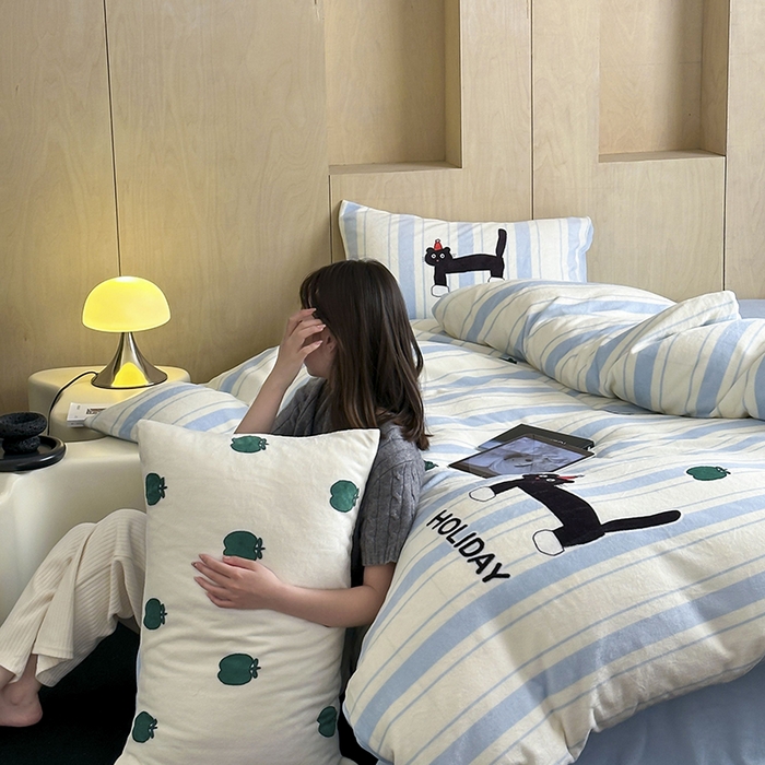 91家纺网 家纺一手货源 找家纺 昔可家纺 2024新款大版数码印花设计师牛奶绒四件套 绿苹果小黑猫