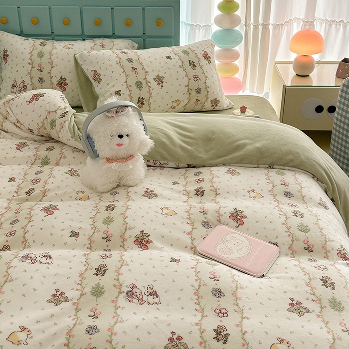 91家纺网 家纺一手货源 找家纺 昔可家纺 2024新款印花牛奶绒四件套系列-复古小清新系列 花朵草莓兔