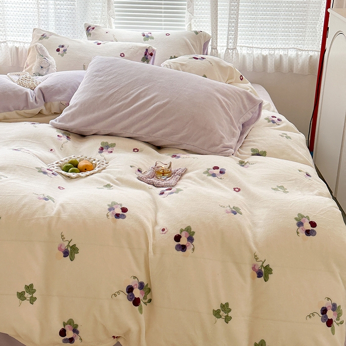 91家纺网 家纺一手货源 找家纺 昔可家纺 2024新款印花牛奶绒四件套系列-2023年热款系列 紫色葡萄