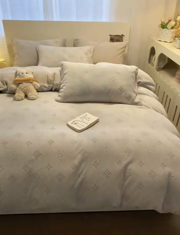 91家纺网 家纺一手货源 找家纺 呗旺鹿 2024新款高克重着色烂花雕花牛奶绒轻奢四件套 爱维午夜蓝