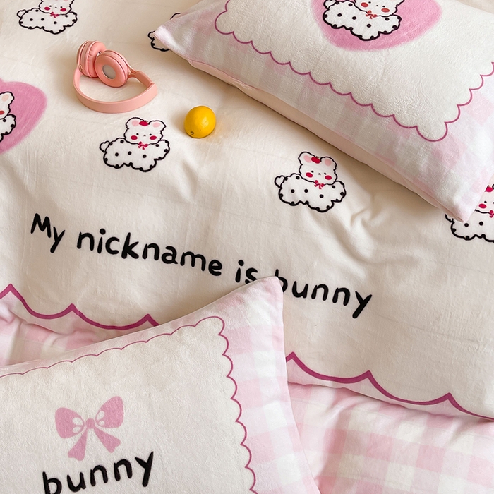 91家纺网 家纺一手货源 找家纺 昔可家纺 2024新款大版数码印花设计师牛奶绒四件套 爱心兔兔