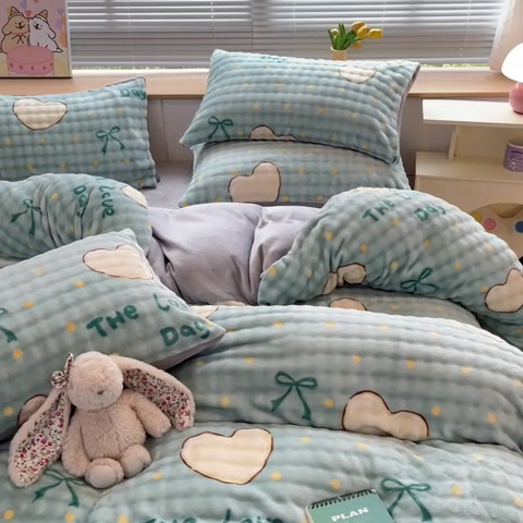 91家纺网 家纺一手货源 找家纺 梵克保罗 2024秋冬新款加厚泡泡牛奶绒数码印花工艺立体仿兔毛四件套 爱心绿